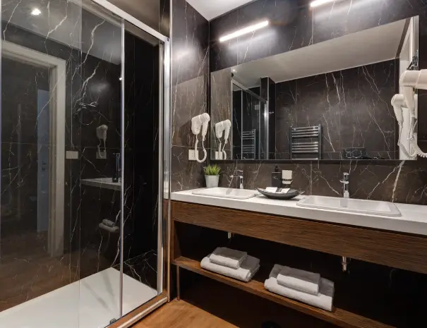 Triple & quadruple room (5)